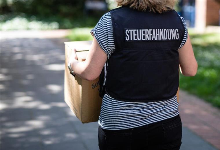 Wenn die Steuerfahndung klingelt: So verhältst du dich richtig Was tun, wenn die Steuerfahndung vor der Tür steht?