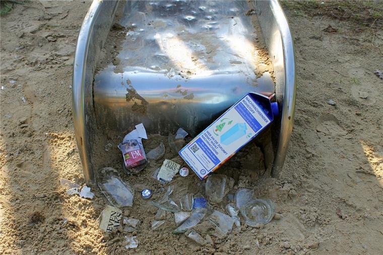 Zeven: Spielplatz wird bei Saufgelagen zur Müllkippe Was ungebetene Besucher auf dem Spielplatz der Siedlung "Im Garten" in Zeven hinterlassen, ist nicht nur unschön, sondern auch gefährlich.
