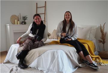 Was wie ein Schlafzimmer wirkt, ist das neue Fotostudio von Ilona Schröder (links) und Katya Miller. Die beiden Fotografinnen wollen in einer heimischen Atmosphäre echte Momente einfangen.