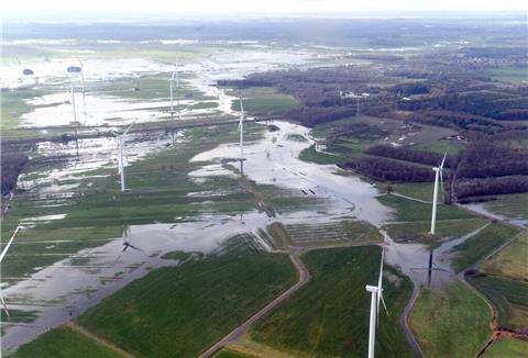 Wasser steht auf den Wiesen - und eigentlich auch sonst überall.