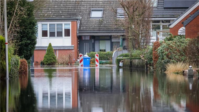 Hilfe aus Südwesten im Hochwassergebiet Wasser steht in einer evakuierten Wohnstraße nahe der Wörpe in Lilienthal.
