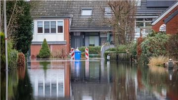 Wasser steht in einer evakuierten Wohnstraße nahe der Wörpe in Lilienthal.