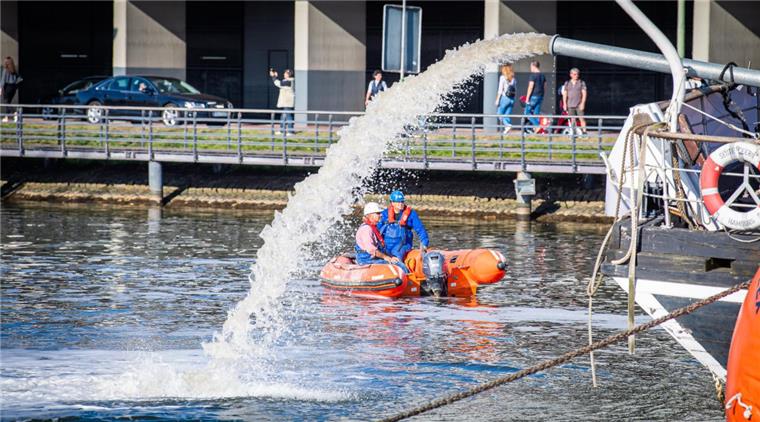Bremerhavens Wahrzeichen "Seute Deern": Bilder vom ersten Bergungsversuch Wasser wird aus dem Rumpf gepumpt.