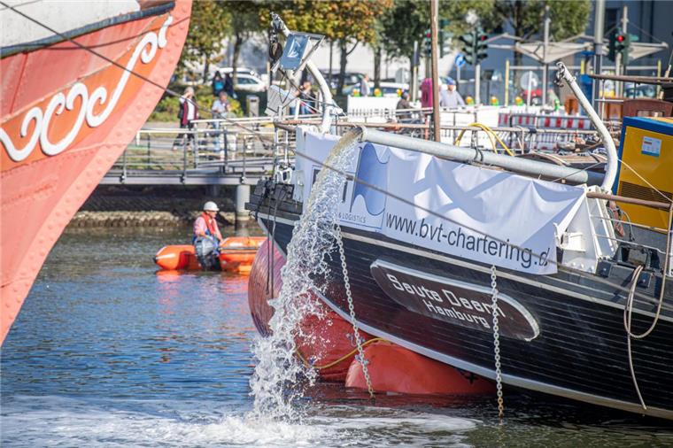 "Seute Deern": Gutachten steht aus Wasser wird aus dem Rumpf gepumpt. Die Fachleute arbeiten noch an dem Gutachten über den Zustand der "Seuten Deern".