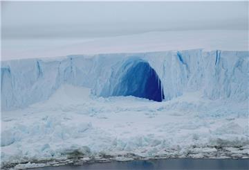 Wasser wird in den Eismassen gespeichert. Wenn es taut und Gletscher auf dem Festland schmelzen, steigt der Meeresspiegel.