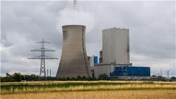 Wasserdampf steigt aus dem Kühlturm vom Kraftwerk Mehrum im Landkreis Peine.