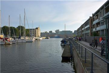 Wasserflächen wurden in Geestemünde durch neue Wege erschlossen. Ein Paradebeispiel ist die Promenade (rechts) entlang der von den Architekturbüros Vosshans und Grube+Grube entworfenen Stadthäuser am Hauptkanal. Eine Idee für das ehemalige Nordsee-Gebäude (gelber Bau) ist, daraus ein Hostel für Wissenschaftler oder Studentenwohnungen zu machen.