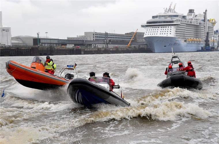 Wasserschutzpolizisten aus acht Bundesländern haben vor Bremerhaven verschiedene Einsatzszenarien geübt.