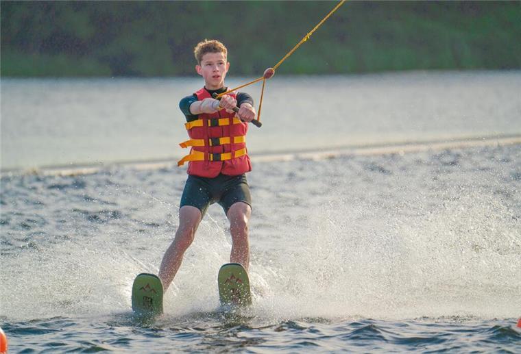Ein Junge auf Wasser-Ski.