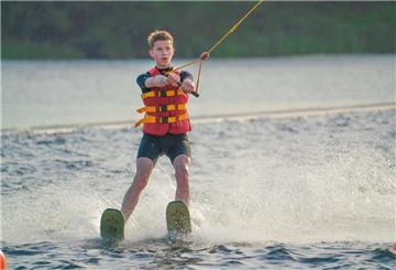 Ein Junge auf Wasser-Ski.