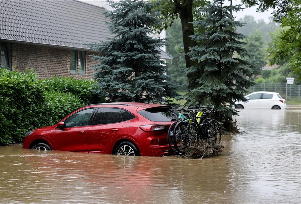 Wasserwelt mit Nachspiel: Stand das Auto teilweise oder gar ganz unter Wasser, kann es sehr teuer werden. Was nach der Bergung zu beachten ist, erklärt der ADAC. 