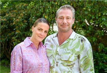 „We can leave the world behind“-Sänger Sasha und seine Frau Julia wollen mit ihrem Sohn die Welt erkunden.