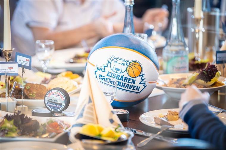 Bremerhaven: Eisbären und Pinguins zusammen an ei