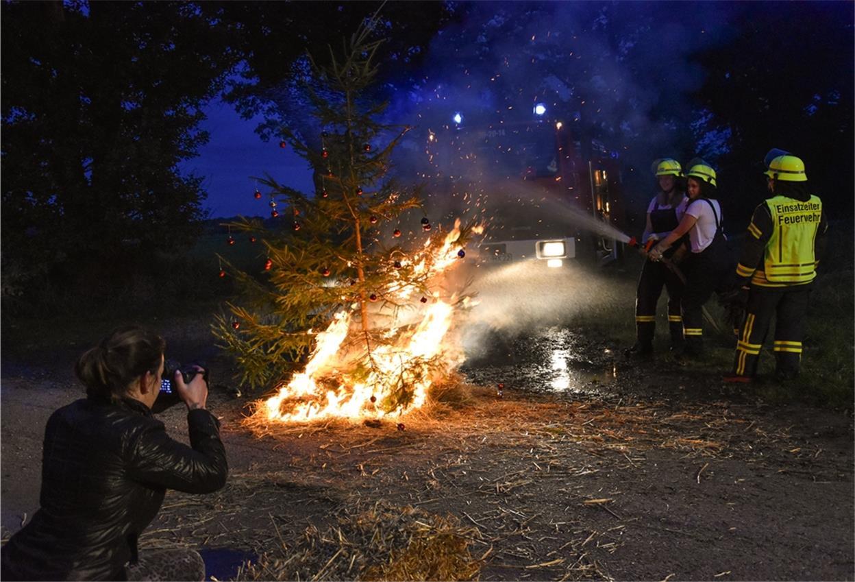 Feuerwehrfrauen: Kalender geht in eine neue Runde