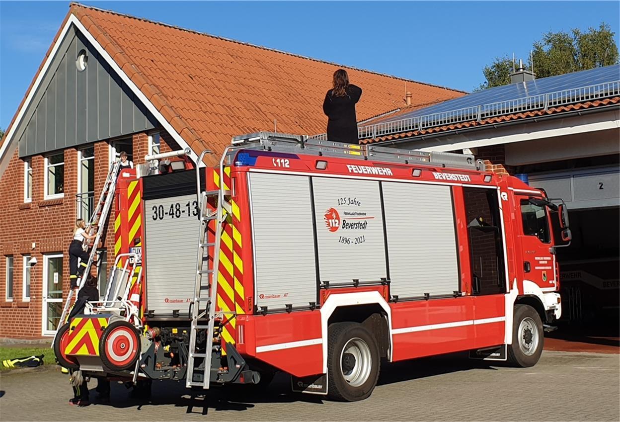 Feuerwehrfrauen: Kalender geht in eine neue Runde