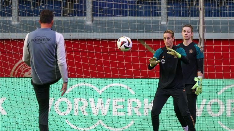 Alexandra Popp: „Dann werden die Tränen halt rollen“ Wechsel im Tor: Stina Johannes (hinten) spielt gegen Australien anstelle von Ann-Katrin Berger.