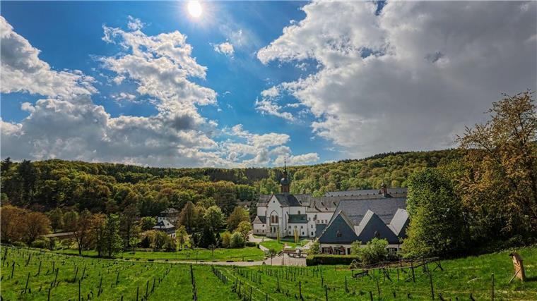 Wechselhaftes Aprilwetter über dem Kloster Eberbach. Der Rheingau Literatur Preis 2024 ist mit 111 Flaschen Wein und 11.111 Euro dotiert. Dieses Jahr geht er an Matthias Jügler für seinen Roman „Maifliegenzeit“.