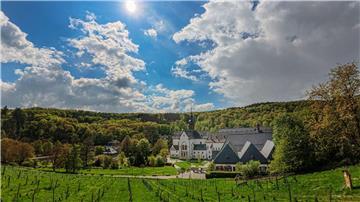 Wechselhaftes Aprilwetter über dem Kloster Eberbach. Der Rheingau Literatur Preis 2024 ist mit 111 Flaschen Wein und 11.111 Euro dotiert. Dieses Jahr geht er an Matthias Jügler für seinen Roman „Maifliegenzeit“.
