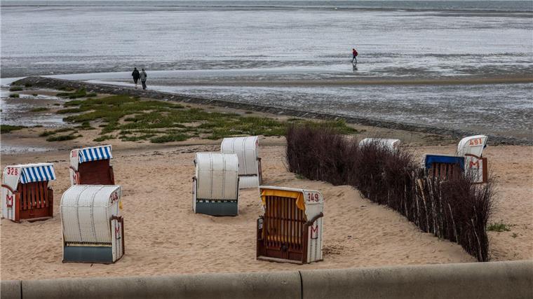 Wechselhaftes Wetter hat im Juli an der Küste nicht ganz so häufig zum Strandurlaub eingeladen. (Archivbild)