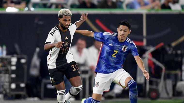 Werder holte Japaner Sugawara Wechselt zu Werder Bremen: Japans Nationalspieler Yukinari Sugawara (r) (Archivbild)