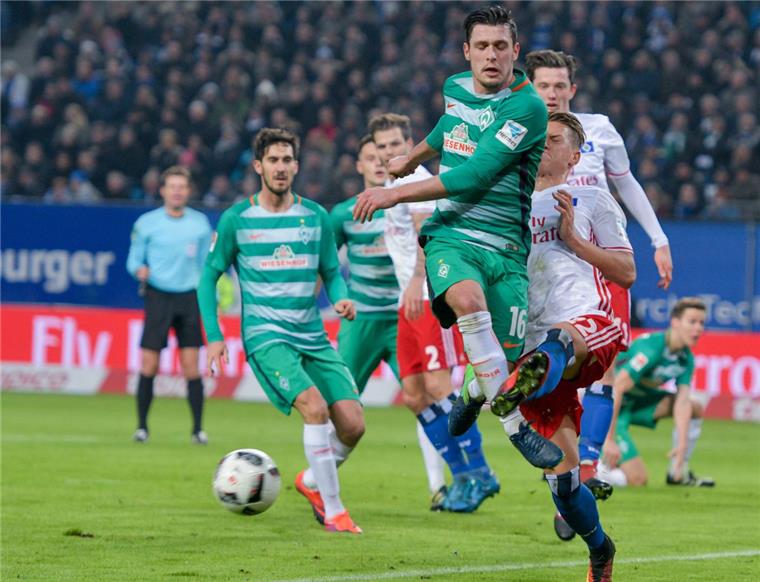 Werder gegen HSV: Nord-Derby endet 2:2-Unentschieden Weder Bremens Zlatko Junuzovic (Mitte vorne) noch Hamburgs Matthias Ostrzolek hilft das 2:2-Unentschieden im Abstiegskampf groß weiter.