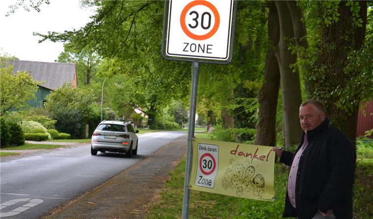 Raserei in Bockel: Lösung liegt auf dem Tisch Weder die 30 auf der Fahrbahn noch das Tempo-30-Schild noch das von Alexander von Hammerstein aufgehängte Banner haben Raser, die die Alte Dorfstraße in Bockel aus Abkürzung nutzen, gebremst.