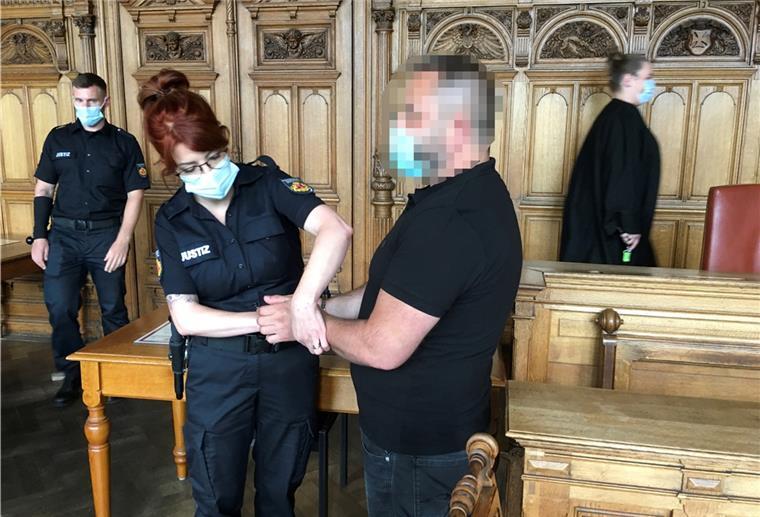 Wegen Beihilfe zum Drogen-Schmuggel aus dem Hafen wurde Hakan A. zu sechs Jahren Haft verurteilt. Foto: Mündelein