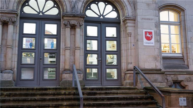 Frau soll sich als Ärztin ausgegeben haben - Prozess Wegen Betrugs muss sich eine mutmaßlich falsche Ärztin vor dem Landgericht Osnabrück verantworten. (Archivbild)