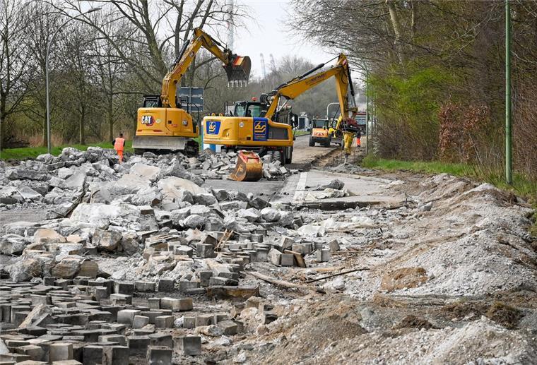 Bagger reißen den Straßenbelag auf.