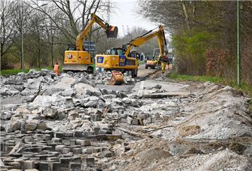 Bagger reißen den Straßenbelag auf.