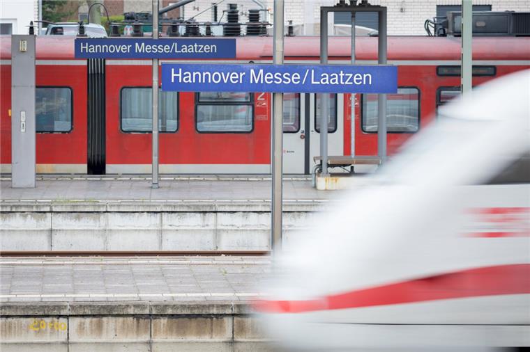 Achtung, Bahnreisende: Es gibt große Einschränkungen in Hannover Wegen der Erneuerung einer Bahnbrücke im Zentrum von Hannover können viele Regional- und ICE-Züge nicht am Hauptbahnhof Hannover halten.
