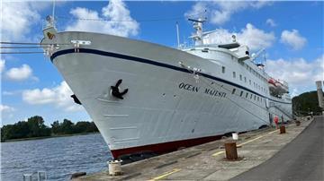 Das Kreuzfahrtschiff „Ocean Majesty“ liegt im Hafen. 