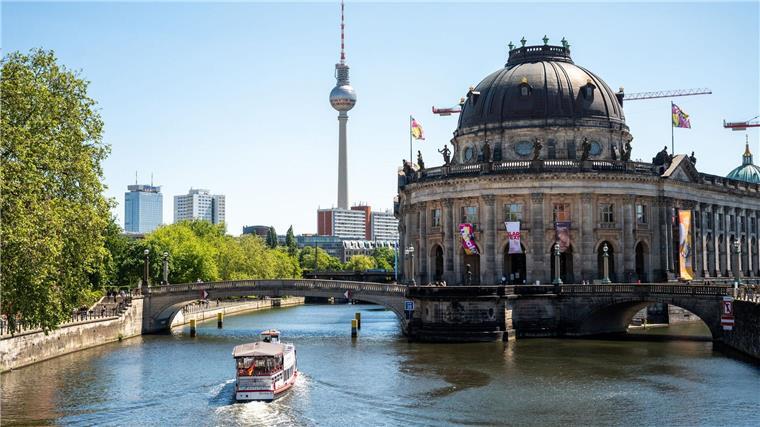 Wichtige Berliner Museen reduzieren Öffnungszeiten Wegen der schwierigen Finanzsituation reduzieren wichtige Berliner Museen ihre Öffnungszeiten.