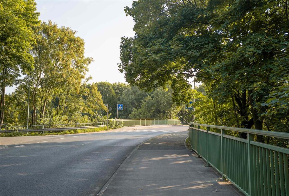 Hier geht nichts mehr: Wichtige Brücke in Bremerhaven jahrelang gesperrt Wegen der Sperrung der Brücke Dreibergen im Süden der Stadt hat Bremerhaven Bus seine Fahrpläne anpassen müssen.