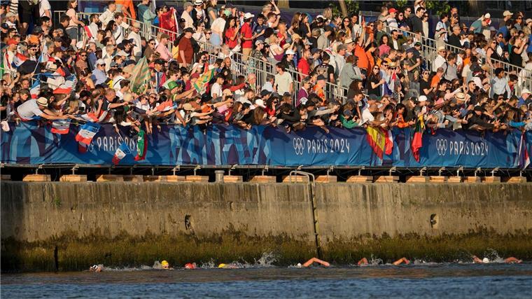 Wegen der Strömung schwammen die Sportlerinnen eng an der Mauer.