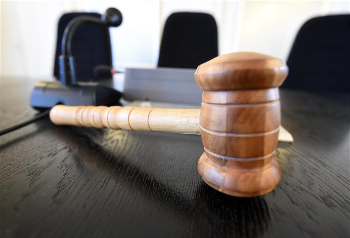 Drama in Bremerhaven: Mann tötet Partnerin durch Kopfschuss - Nun steht das Urteil fest Auf der Richterbank im Schwurgerichtssaal im Schwurgerichtssaal im Landgericht Karlsruhe (Baden-Württemberg) liegt ein Richterhammer aus Holz.