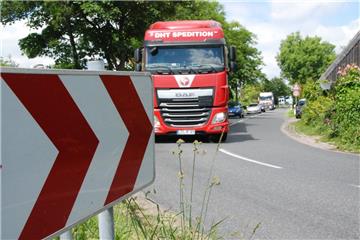 Wegen der Wesertunnel-Sperrung und der Sanierung der B437 müssen viele Lastwagen auf die Strecke in Büttel (Loxstedt) ausweichen.