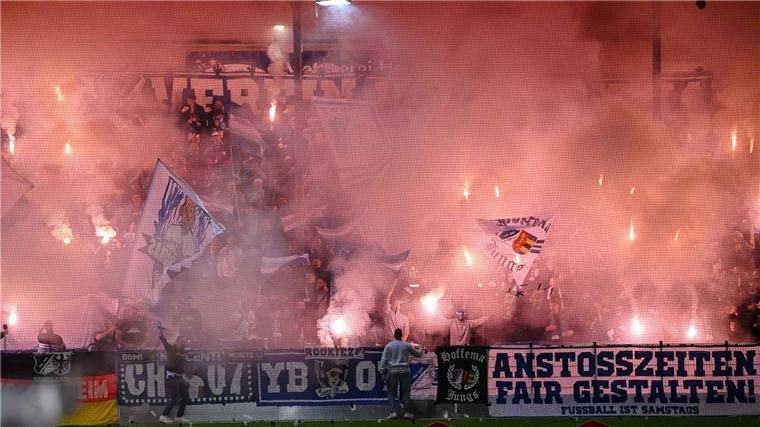 Nullnummer in Heidenheim: Torlos gegen Hoffenheim Wegen des Abbrennens von Pyrotechnik durch Hoffenheim-Anhänger mussten beide Mannschaften das Spielen kurz einstellen.