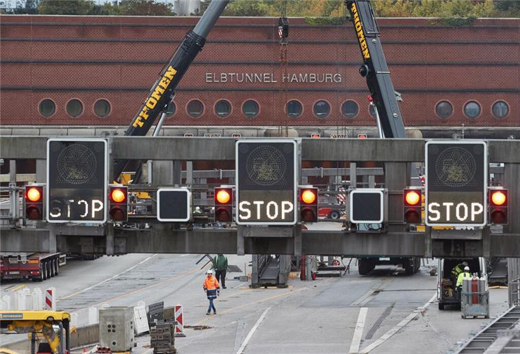 Wegen des Abbruchs einer Brücke in Hamburg werden die A7 und der Elbtunnel ab Freitagabend voll gesperrt.
