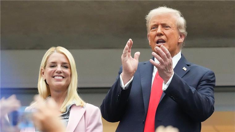 Vor Trump: Alcaraz dank US-Open-Triumph Nummer eins der Welt Wegen des Besuchs von Trumps waren die Sicherheitsvorkehrungen rund um das Finale verschärft.