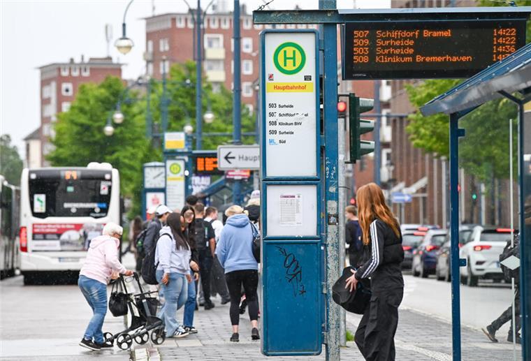 Am Sonntag: Mehrere Busse werden zum City Marathon und Herbstfest umgeleitet Bushaltestelle Menschen Bremerhaven