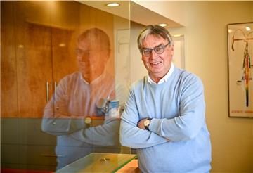 Wegen des Coronavirus hat Dr. Wolfgang Woynar für seine Mitarbeiterinnen an der Anmeldung eine Plexiglasscheibe einbauen lassen.