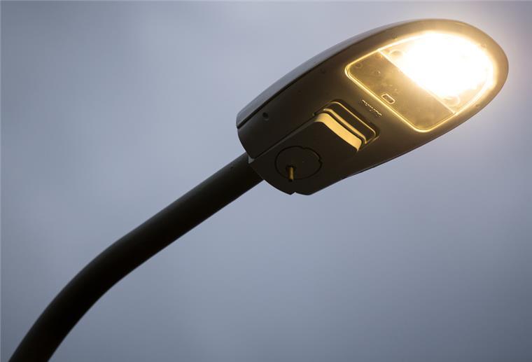 Um Energie einzusparen, verzichten in diesen Tagen viele Gemeinden auf das Einschalten der Straßenbeleuchtung. 