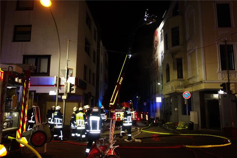 Wegen des Feuers im Treppenhaus musste die Feuerwehr Bremerhaven die Bewohner mit Drehleitern aus dem Mehrfamilienhaus in der Krummen Straße retten. 