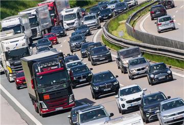 Lkw und Pkw im Rückreiseverkehr zum Ende der Pfingstferien in Bayern fahren zeitweise im Schritttempo auf der Autobahn A8 bei Irschenberg. 