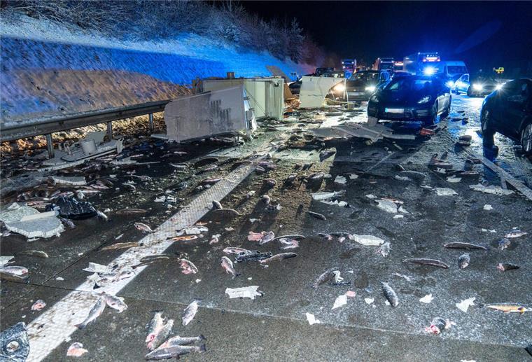 Tausende Forellen verenden bei Lkw-Unfall auf der A1 bei Sittensen Wegen des Lkw-Unfalls musste die A1 bei Sittensen mehrere Stunden gesperrt werden.