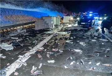 Wegen des Lkw-Unfalls musste die A1 bei Sittensen mehrere Stunden gesperrt werden.