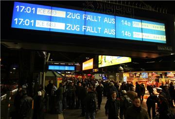 Wegen des Orkantiefs &quot;Kyrill&quot; stellte die Bahn in vielen Teilen des La...
