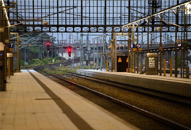 Rote Signale leuchten zwischen den Gleisen im Hauptbahnhof.