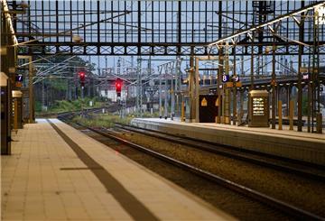 Rote Signale leuchten zwischen den Gleisen im Hauptbahnhof.